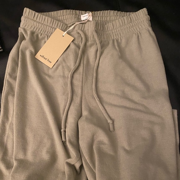 Aritzia - Wilfred Free,Free Lounge Sweatpant High-waisted, wide-leg sweatpants - Picture 3 of 3